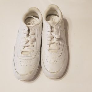 white leather running shoes womens